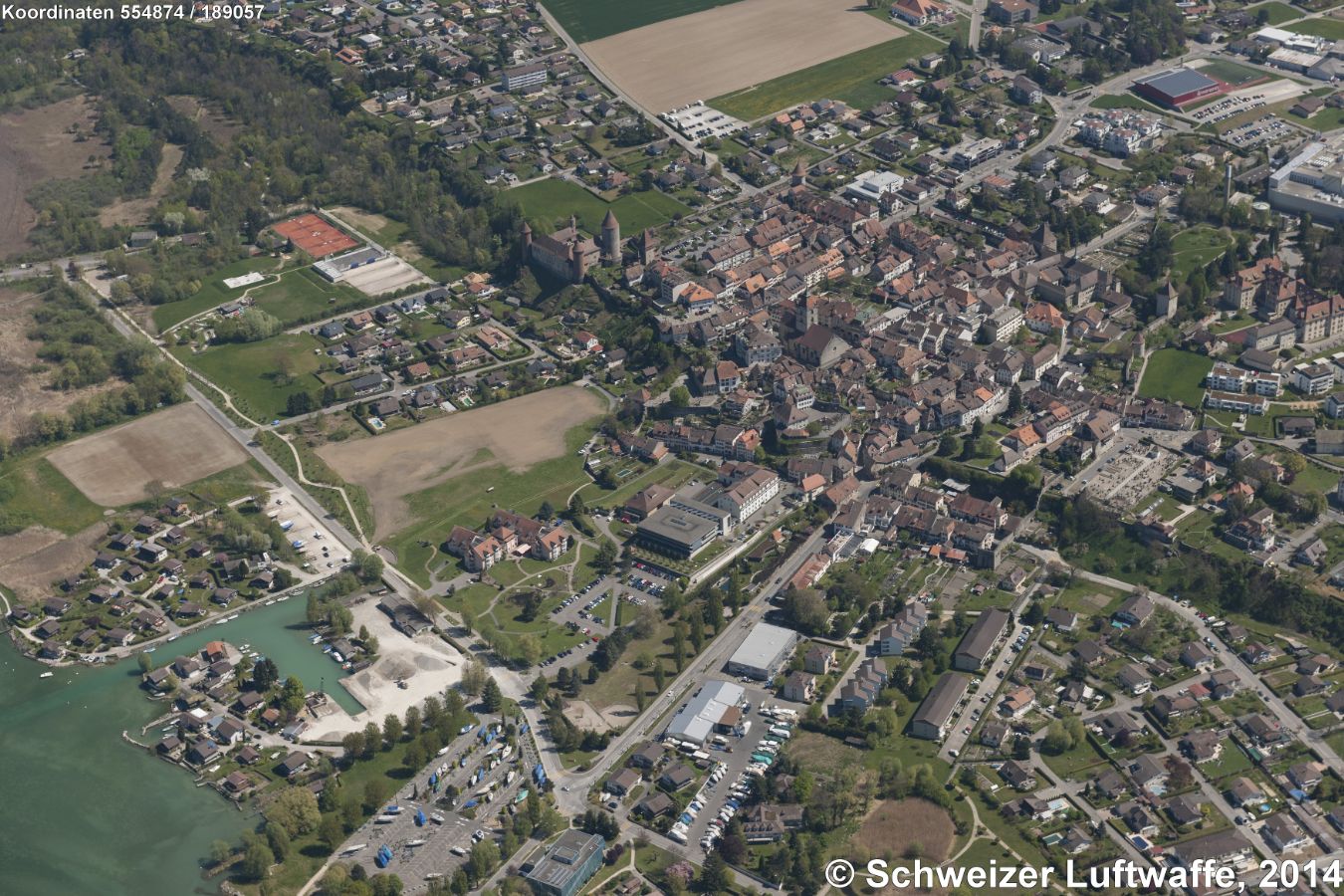 Estavayer-le-Lac (FR), Château (Position: 2'555'024.46, 1'189'092.29). Offizieller Gemeindename ist Estavayer (Fusion 2017 mit den Gemeinden Bussy, Morens, Murist, Rueyres-les-Prés). Besiedlung bereits im 4. und 3. Jahrtausend v.Chr. mit neolithischen Ufersiedlungen. Zeugnisse auch aus der Bronce- und Eisenzeit.